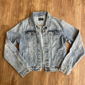 Blue age light wash women's denim jacket